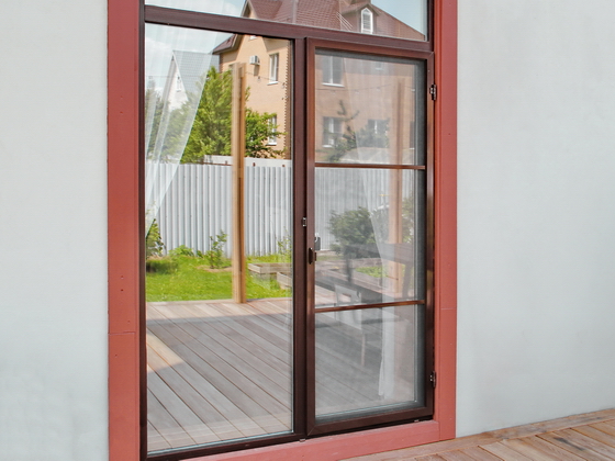 Сетка москитная дверная на балконном блоке Рехау